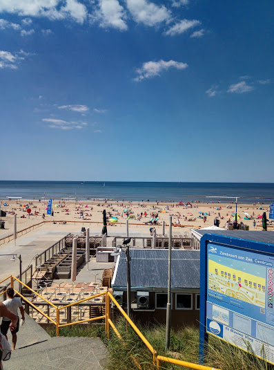 Плажът на Зандворт, сниман от стълбите, по които се слиза до него.