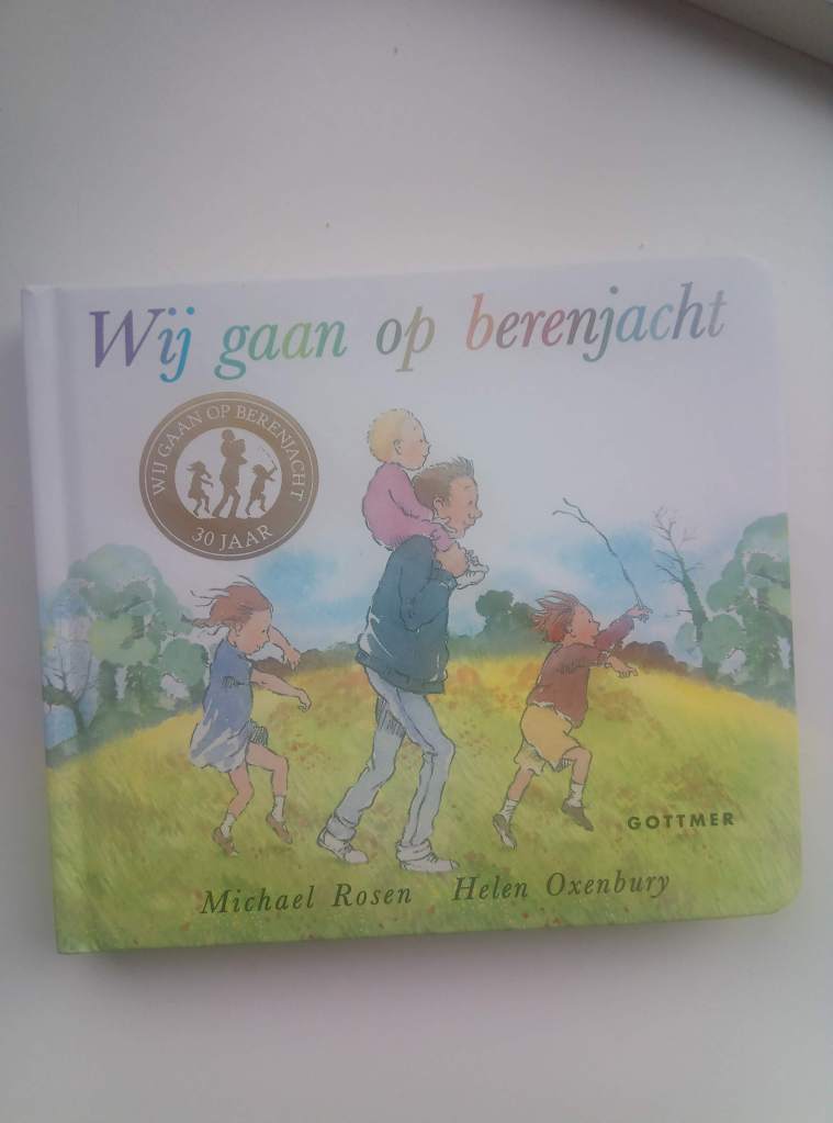 Корицата на детската книга "Отиваме на лов за мечки"