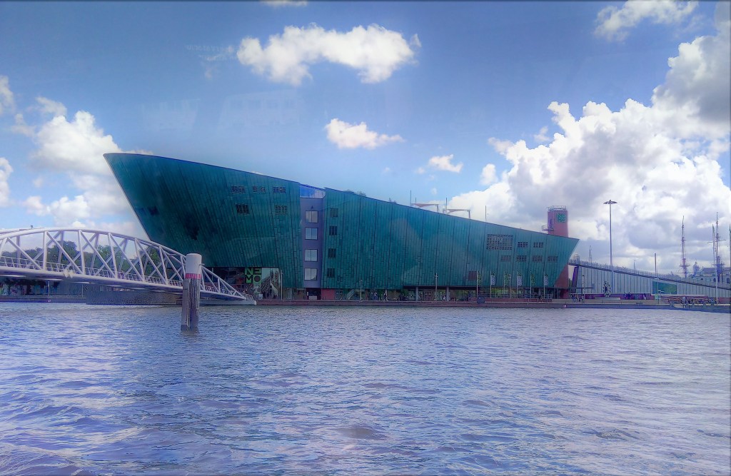 Сградата на научен музей NEMO, Амстердам.