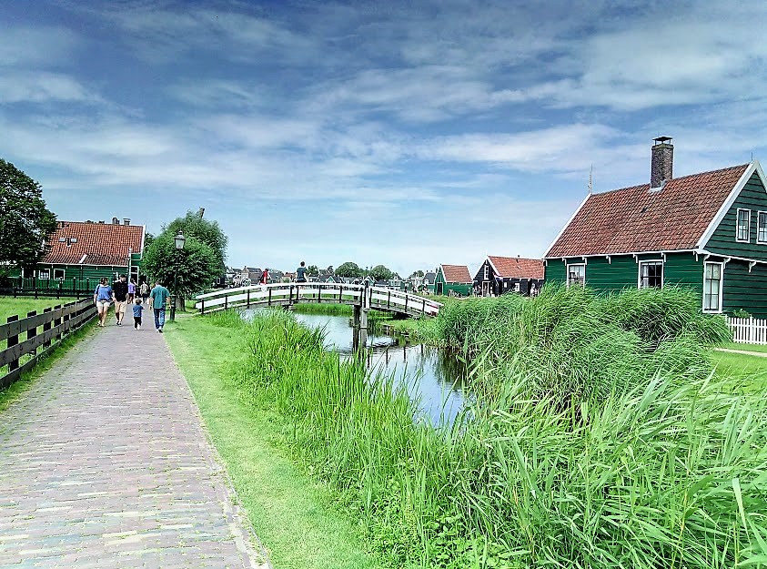 Мост и зелени къщи в Zaanse Schans