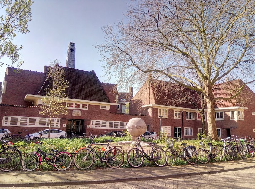 Много сгради в Амстердам, Нидерландия, са построени преди 60-е години. Coöperatiehof в De Pijp (на снимката) е един от много такива примери.