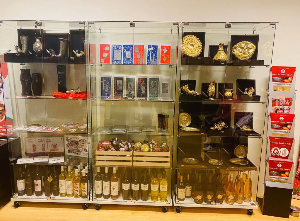 Реплики на златни тракийски съкровища са постоянно изложени в Българския културен и информационен център в гр. Амстердам, Нидерландия и всеки посетител може да ги разгледа.