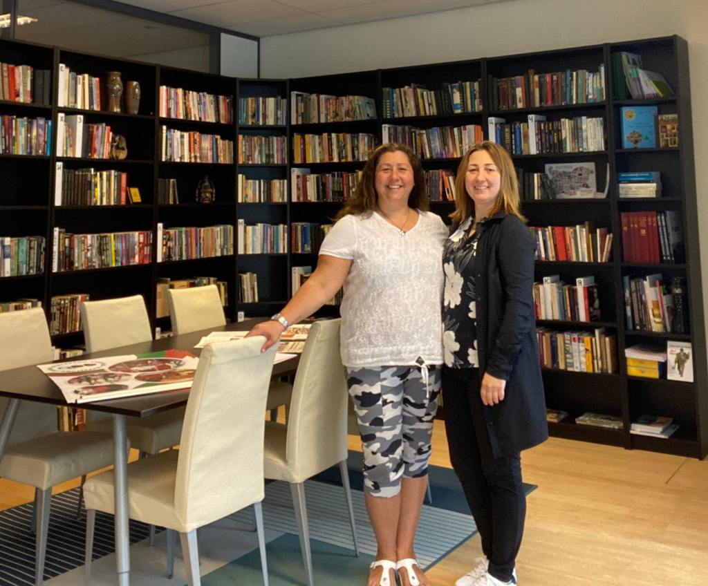 Елица Йорданова и Камелия Стефанова в Българския културен и информационен център, гр. Амстердам, Нидерландия. (Снимка: личен архив.)