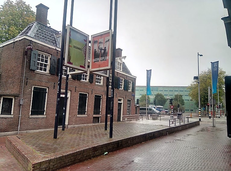 В детския музей се влиза през входа на Еврейския исторически музей (Joods Historisch Museum) като и двата са част от Еврейския културен квартал (Joods Cultureel Kwartier) на гр. Амстердам, Нидерландия.