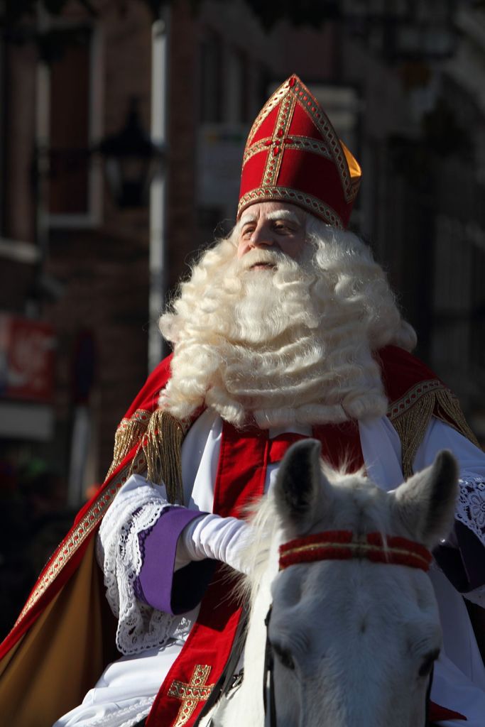 Синтерклас на белия си кон. Sinterklaas в Нидерландия.(Снимка: Sander van der Wel from Netherlands, CC BY-SA 2.0 https://creativecommons.org/licenses/by-sa/2.0, via Wikimedia Commons)