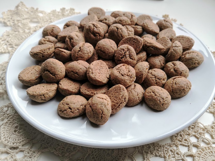 Това са kruidnoten и явно не трябва да ги бъркаме с pepernoten при празнуването на Синтерклас в Нидерландия.