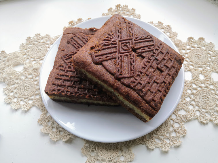 Gevulde speculaas: спекулас с пълнеж от марципан при празнуването на Синтерклас (Sinterklaas) в Нидерландия.