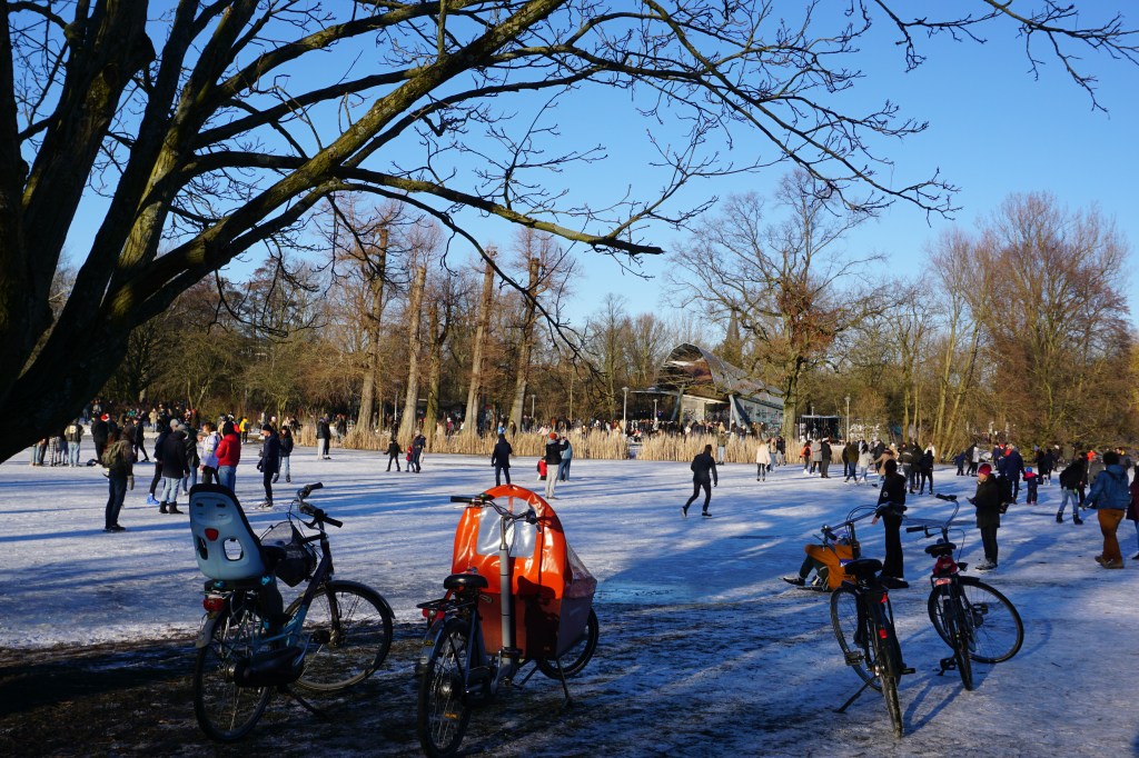 Зимна нидерландска идилия във Vondelpark. (Снимка: Mokum.bg)
