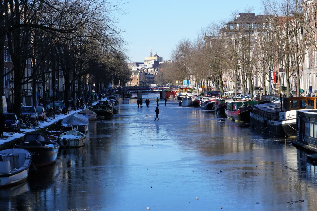 Да караш кънки по каналите на Амстердам е уникално преживяване.