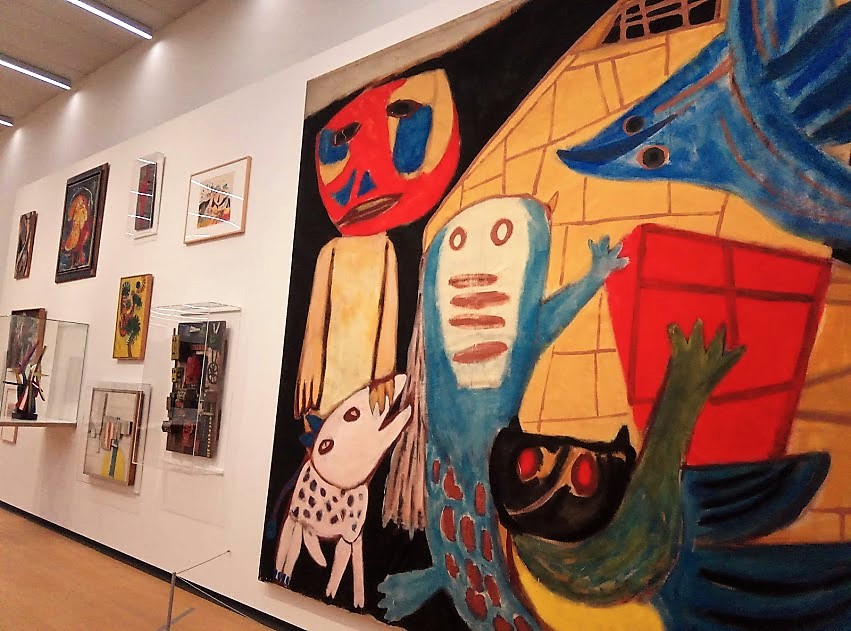 Картината вдясно е на Karel Appel - един от основателите на авангардното течение COBRA.