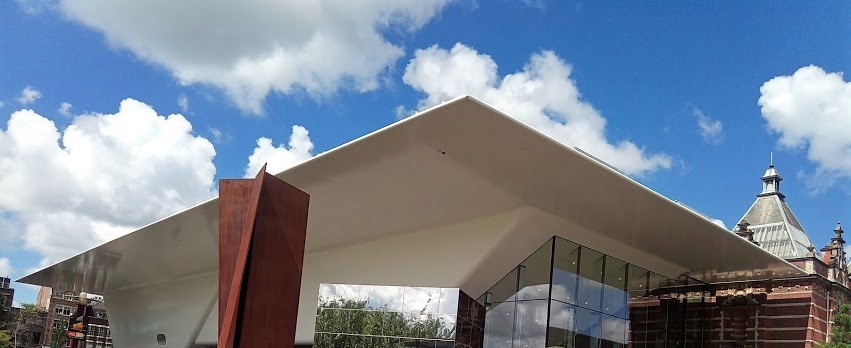 "Ваната" е новата част от сградата на Stedelijk Museum Amsterdam.