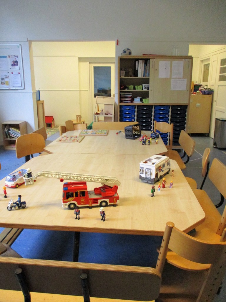 Учителки и деца обядват заедно на тази маса в предучилищната.