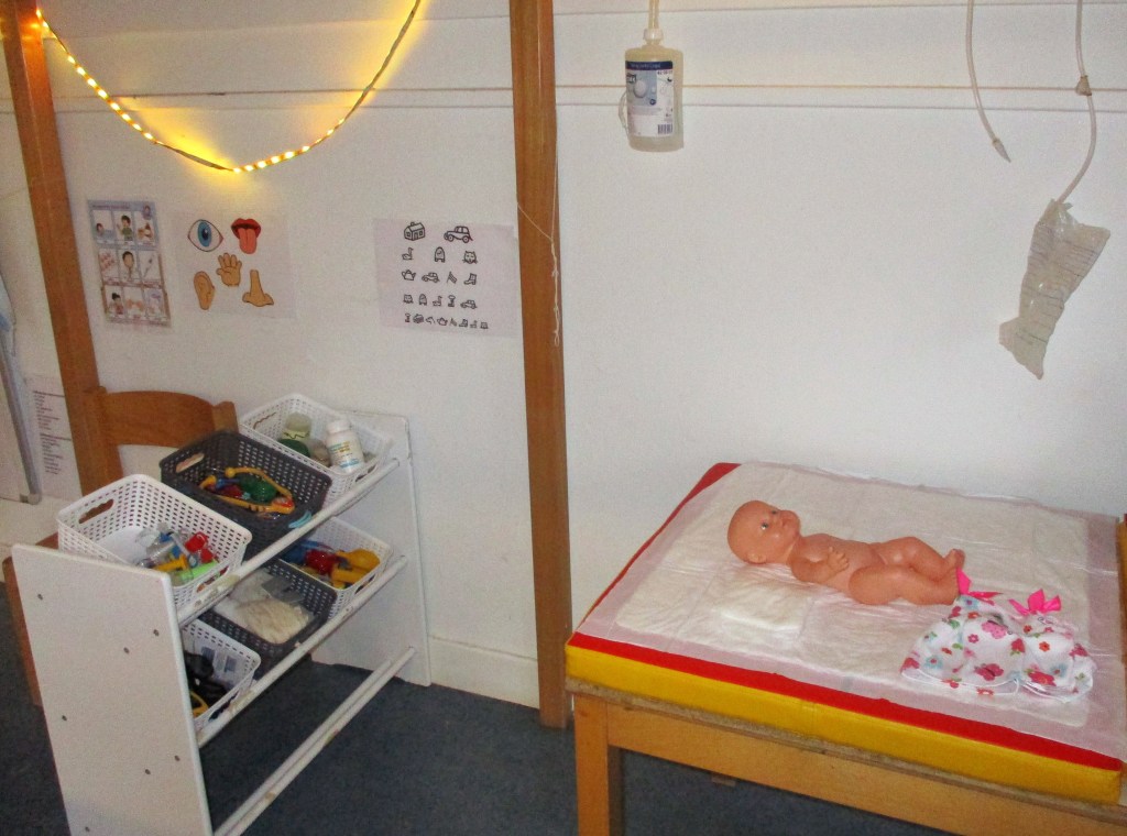 "Лекарският кабинет" в предучилищната група по време на темата "Болен и здрав".