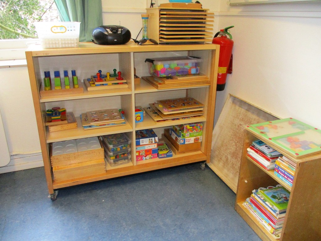 Някои от книжките и игрите, с които децата могат да си изберат да играят в предучилищната група.