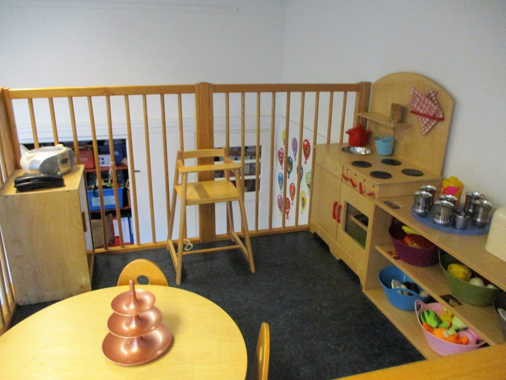 В кухненския кът децата готвят, грижат се за кукли и "пият чай" заедно. предучилищна подготовка