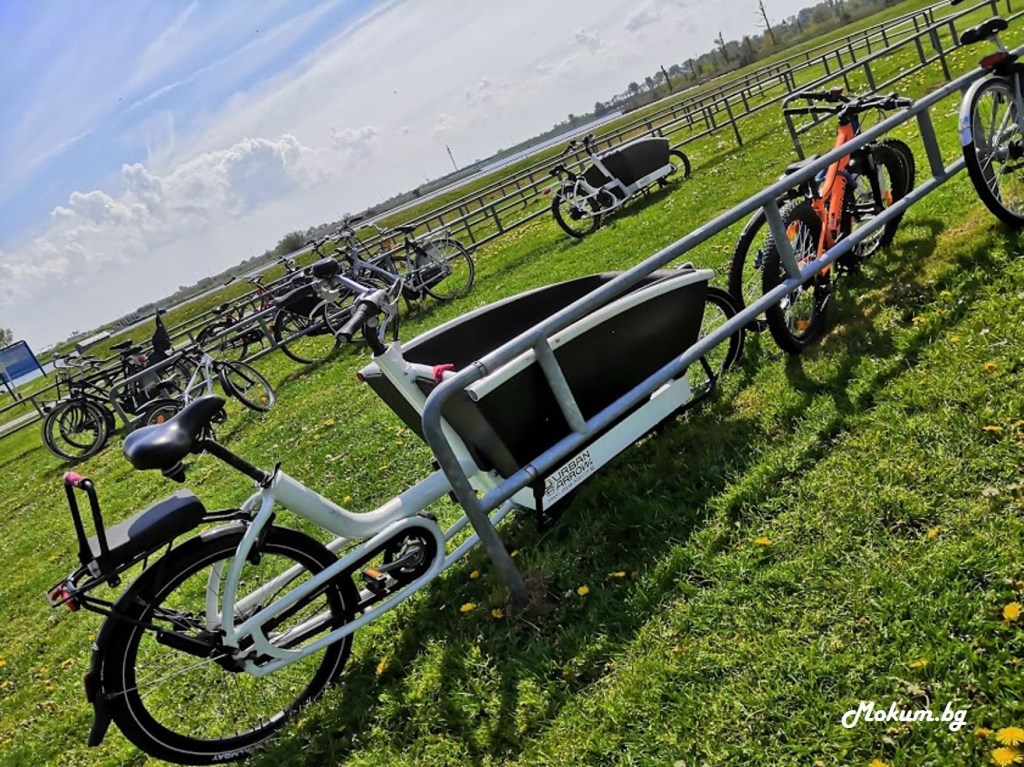 Навсякъде в Холандия има велоалеи и места за паркиране на колелетата! Велосипедите са обичаен, най-бърз, най-здравословен и най-евтин начин за придвижване в града (и не само). Освен това с тях пазим и планетата, защото нямат въглероден отпечатък, ура!