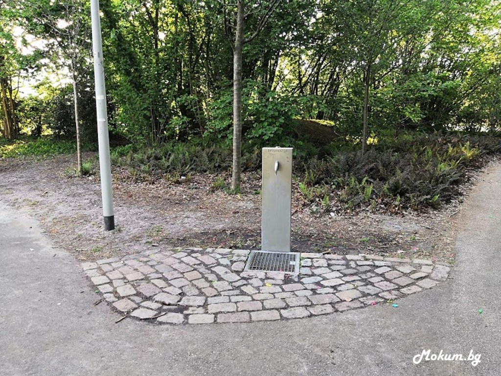 Drinkwater означава “питейна вода” на холандски. Видите ли този надпис, пийте спокойно от чешмата. 