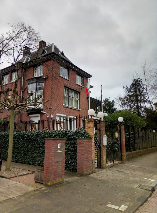 Посолството ни в град Хага. Две от избирателните секции се намират там.