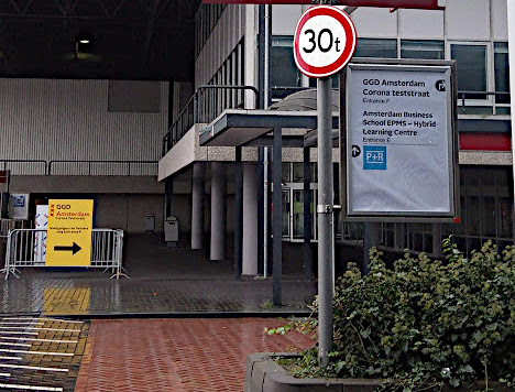 COVID тест центровете са ясно означени, както тези на GGD, така и частните, които основно участват сега в инициативата за безплатни тестове за пътуване.