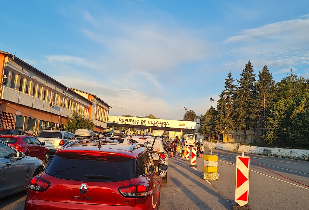 От “потърпевши” пък знаем, че миналия уикенд са чакали около 10 часа за влизане от Сърбия в България, вероятно поради комбинация от голям поток пътуващи и проверка за изискванията, освобождаващи българите от карантина.