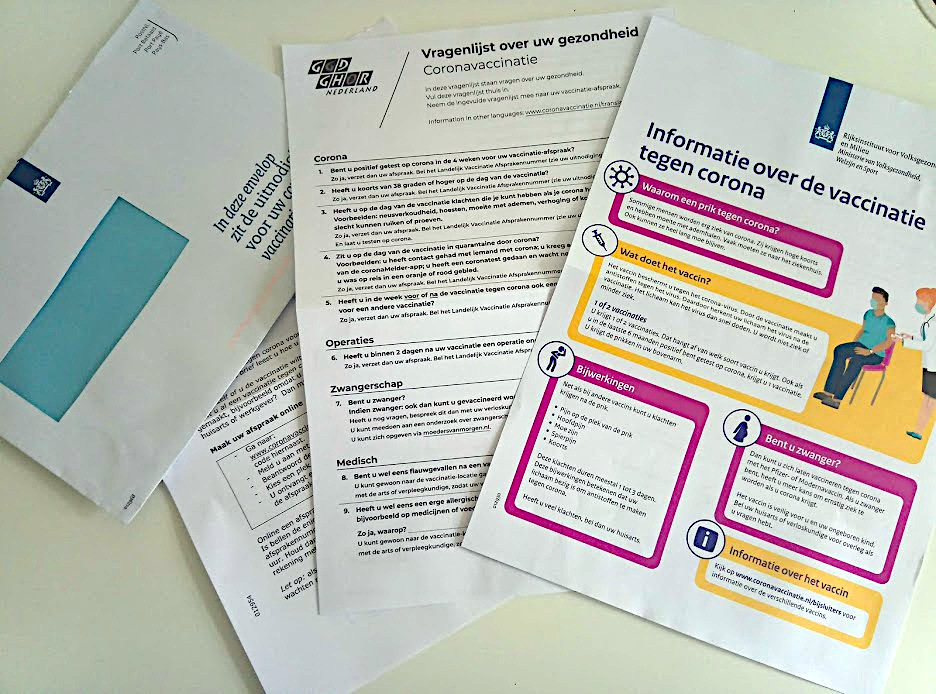 Още върху плика на писмото, което Националният институт за здраве на населението и околна среда (RIVM) изпраща на всички жители на Нидерландия пише: “In deze envelop zit de uitnodiging voor uw corona-vaccinatie”. Това означава: “В този плик се намира поканата за Вашата ваксина срещу коронавируса.” Пликът съдържа писмо, брошура и въпросник относно вашето здраве, който трябва да носите с вас попълнен, когато отивате да се ваксинирате.