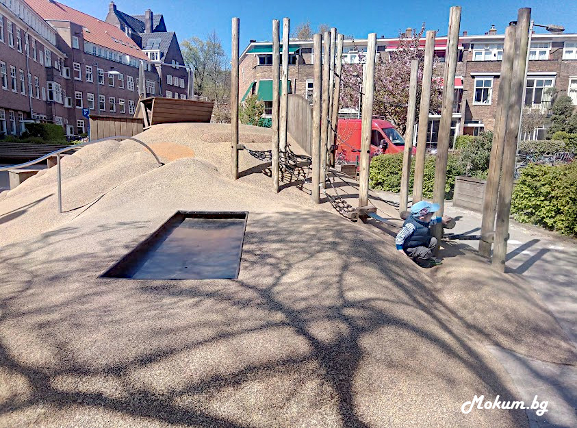 Училищен двор в Амстердам, Нидерландия. Холандия.