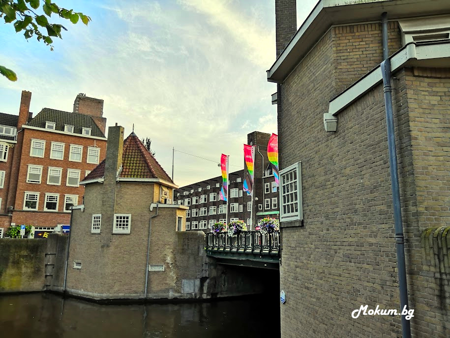 Архитектите от Амстердамското училище работят не само по жилищни сгради, но и по различни обществени сгради и мостове. Barbiersbrug е дело на Piet Kramer – виден представител на Amsterdamse School.