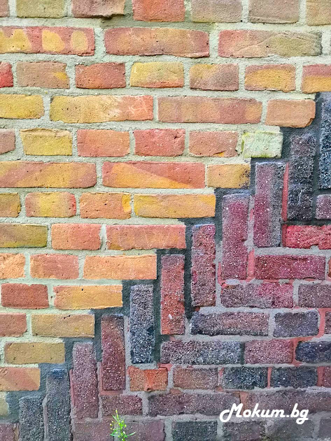 Тухлите са типични за сградите на Amsterdamse School и архитектите от това движение не се ограничават в това как да ги използват. Защо пък да не са поставени вертикално или да са в няколко цвята?