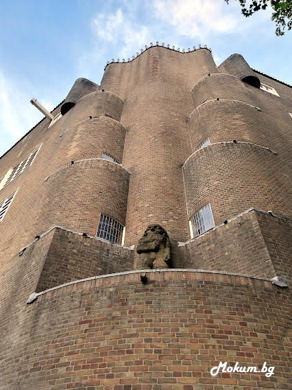 Типични елементи на архитектурния стил Amsterdamse School в жилищния комплекс de Dageraad. Амстердам