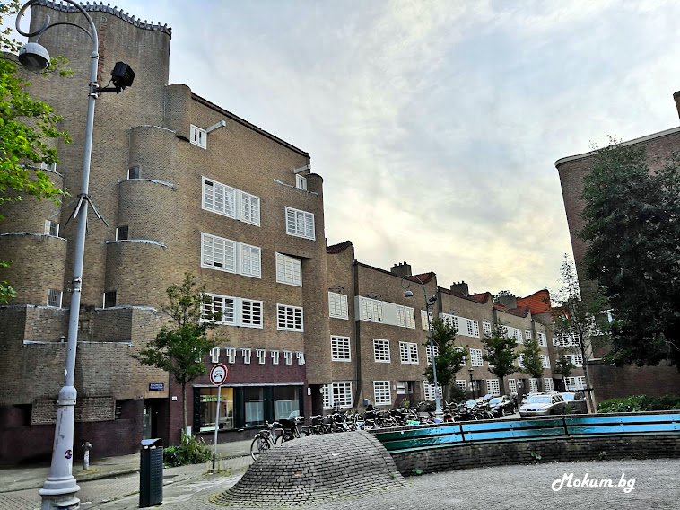 Типични елементи на архитектурния стил Amsterdamse School в de Dageraad.