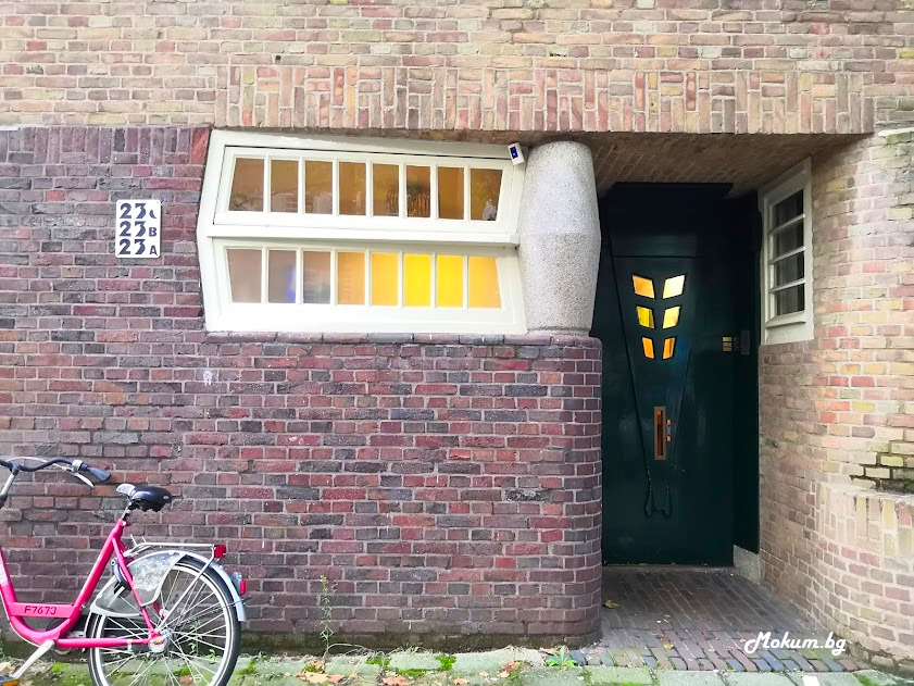   Типични елементи на архитектурния стил Amsterdamse School в de Dageraad, Амстердам.  