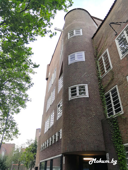 Типични елементи на архитектурния стил Amsterdamse School в de Dageraad, Амстердам.