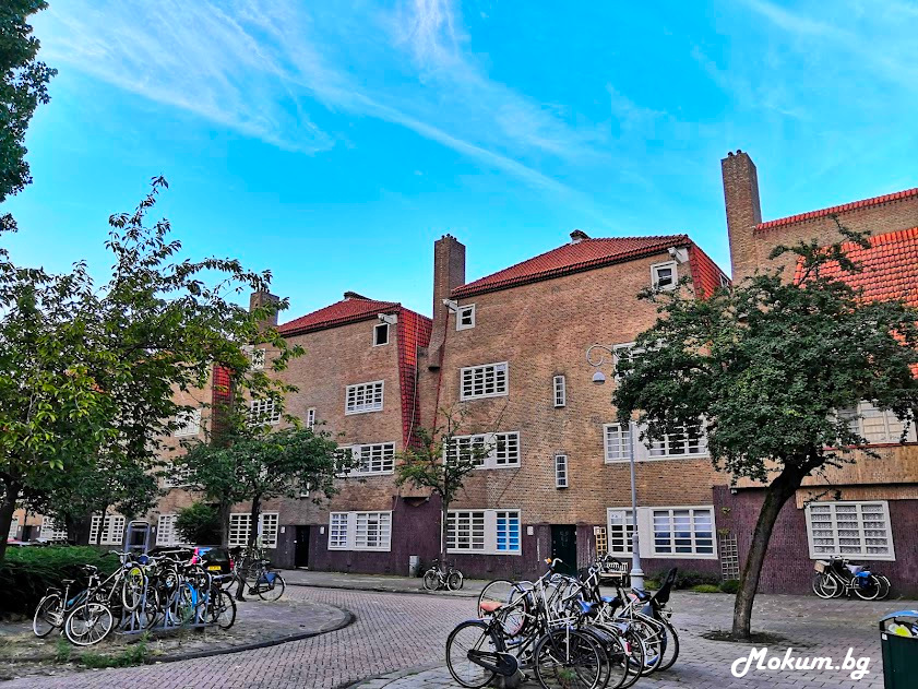 Типични елементи на архитектурния стил Amsterdamse School в de Dageraad, Амстердам.