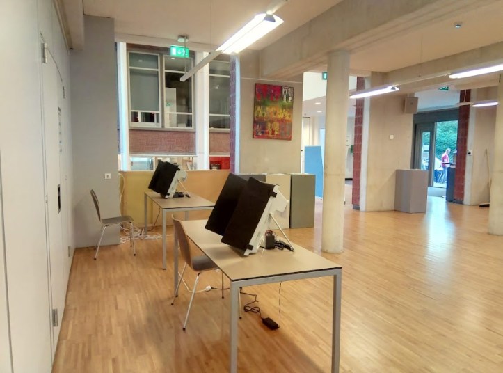 Избирателна секция с електронно гласуване
Българи в Нидерландия