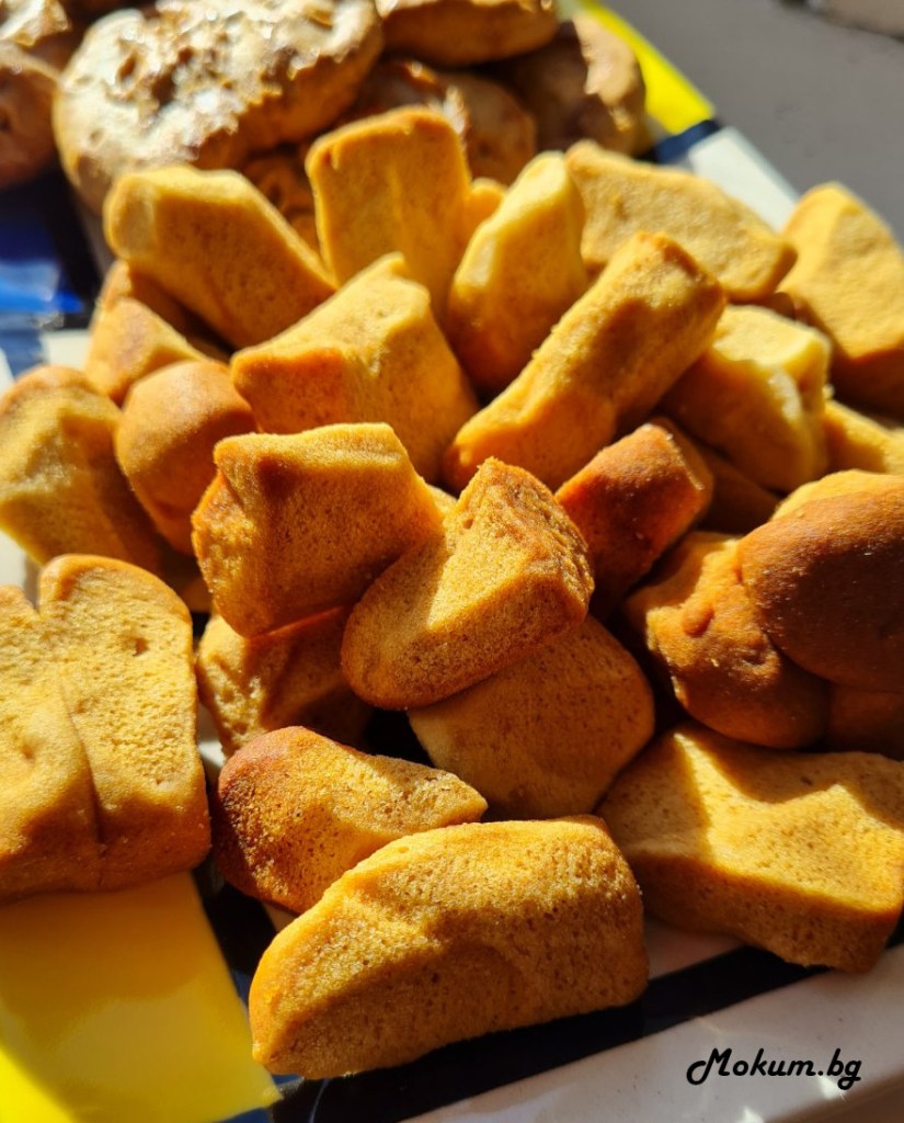 Pepernoten са най-старите и типични сладки за празника. В днешно време като че ли обаче kruidnoten ги заместват по популярност, може би заради вкуса си и множеството разновидности.