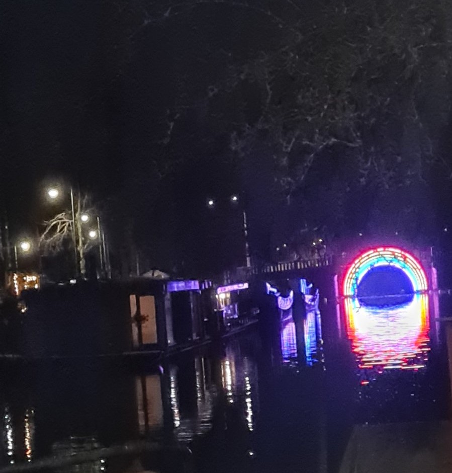 Bridge of the Rainbow красиво осветява с цветовете си града.
