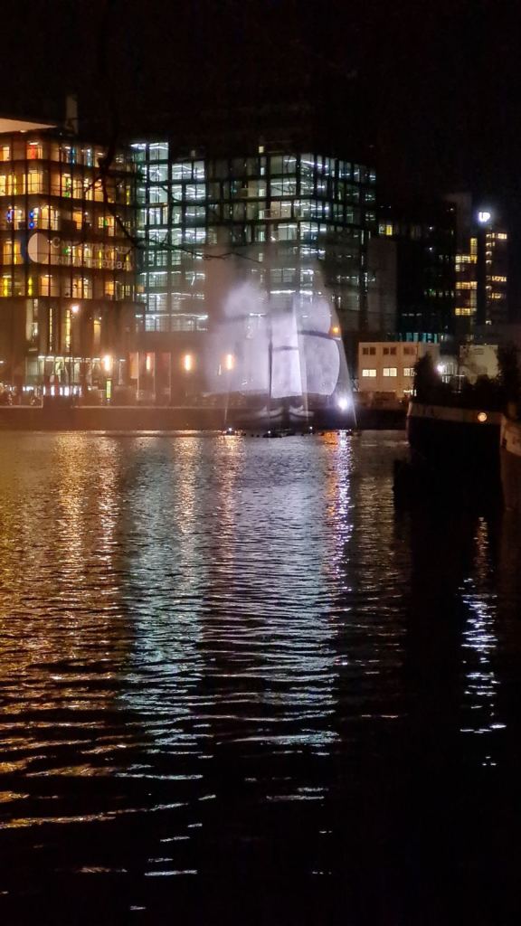 Ghost Ship (Призрачен кораб) се намира пред библиотеката OBA Oosterdock. При твърде силен вятър изключват тази 3D илюзия.