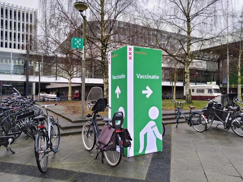Табели, насочващи към място за ваксинация в Амстердам, Нидерландия.