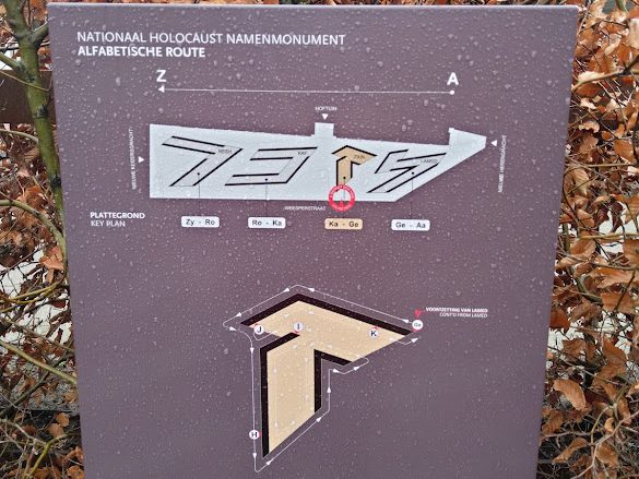 Четирите гигантски букви на иврит създават словосъчетанието “в памет на”/”помни”. Амстердам, Нидерландия