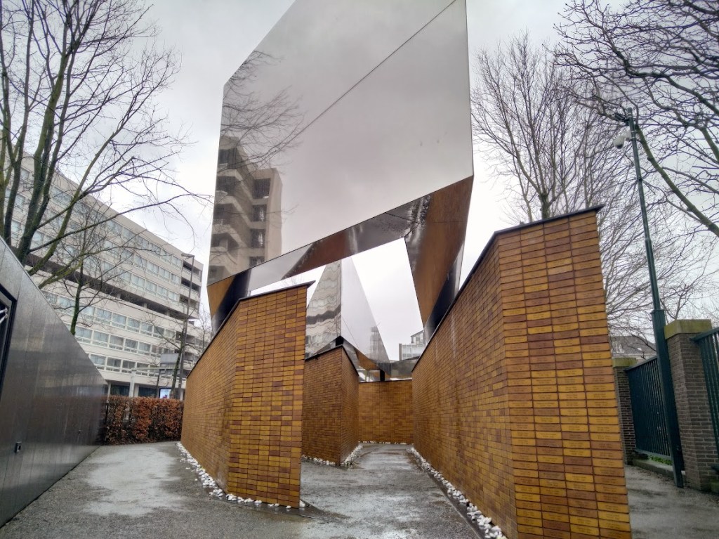Holocaust Namenmonument Nederland / Национален монумент на имената в памет на загиналите в Холокоста. Амстердам, Нидерландия