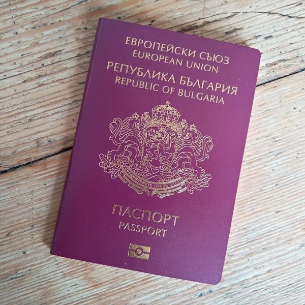 Как да си изкарам български паспорт или лична карта, когато съм в чужбина?