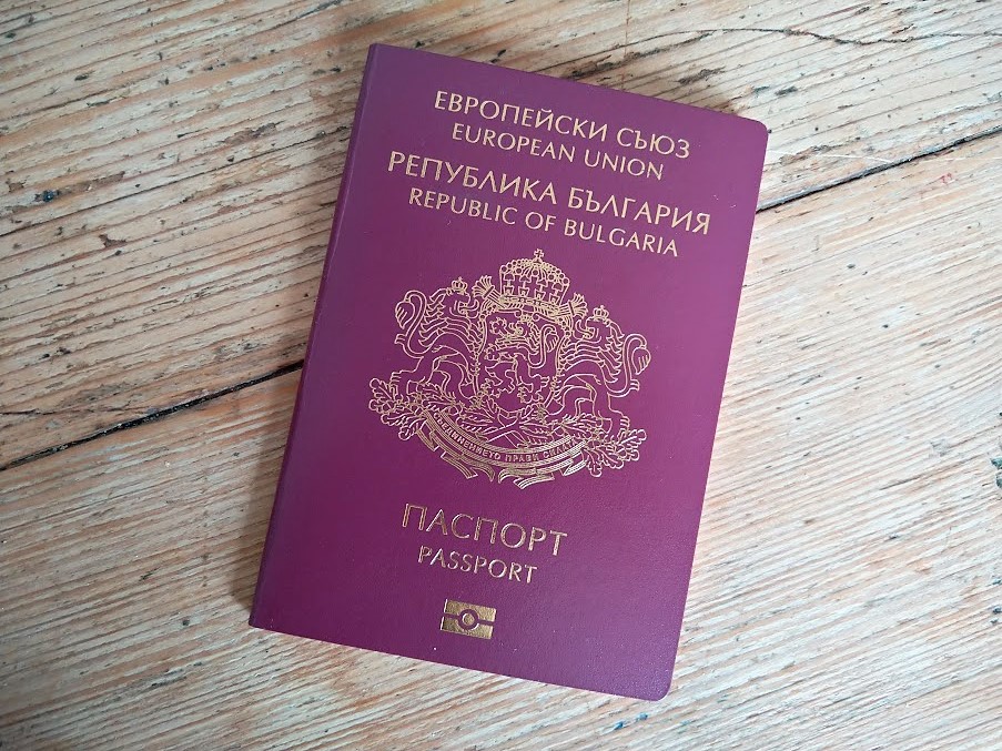 Български паспорт. Изкарване на лични документи в чужбина от консулството.