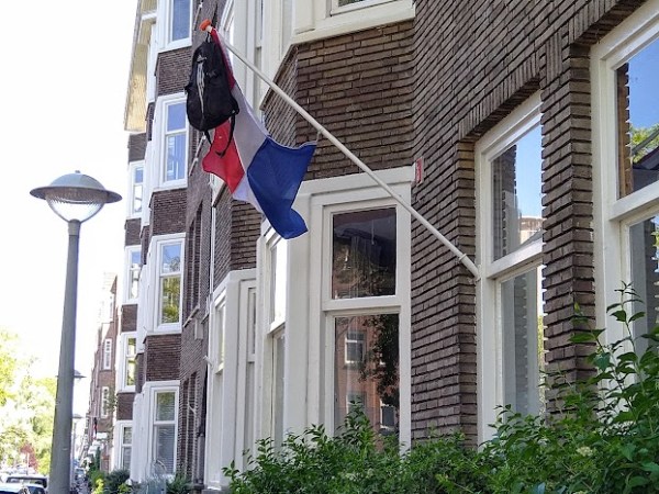 Защо висят знамена и раници от нидерландските прозорци?