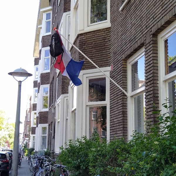 Защо висят знамена и раници от нидерландските прозорци?