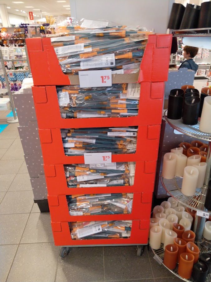 Пръчки с лампа за Свети Мартин в нидерландски магазин (HEMA)