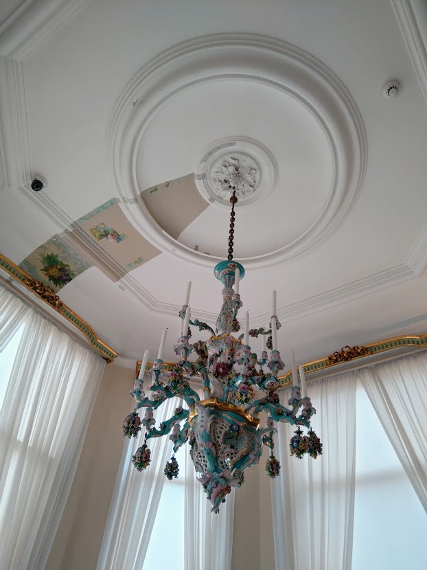 Пищен полюлей и тавана на стая в къща-музей Амстердам