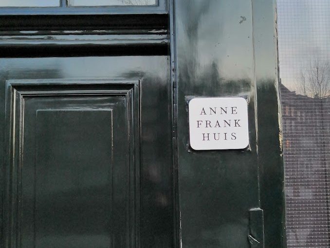 Табелка на "Къщата на Ане Франк" (Anne Frank Huis), една от най-известните забележителности на Амстердам.