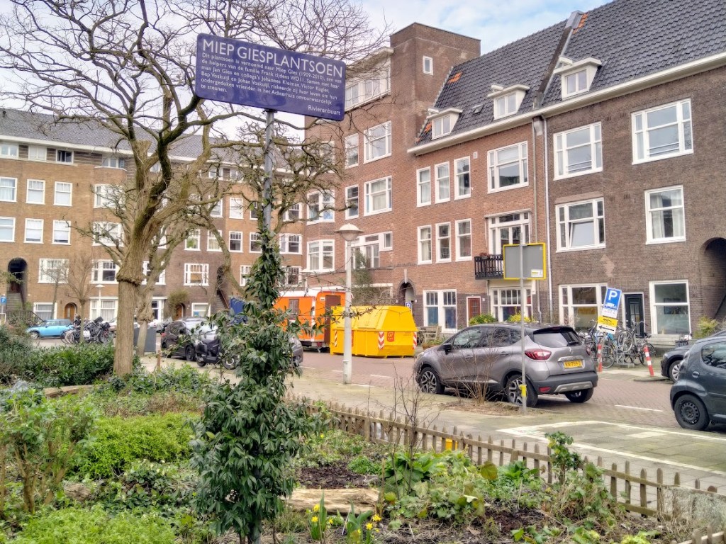 Miep Giesplantsoen: градинка в амстердамския квартал Rivierenbuurt, кръстена на Miep Gies. Тя е един от хората, които помагат на Ане Франк и семейството ѝ да се укриват от нацистите в продължение на 2 години.