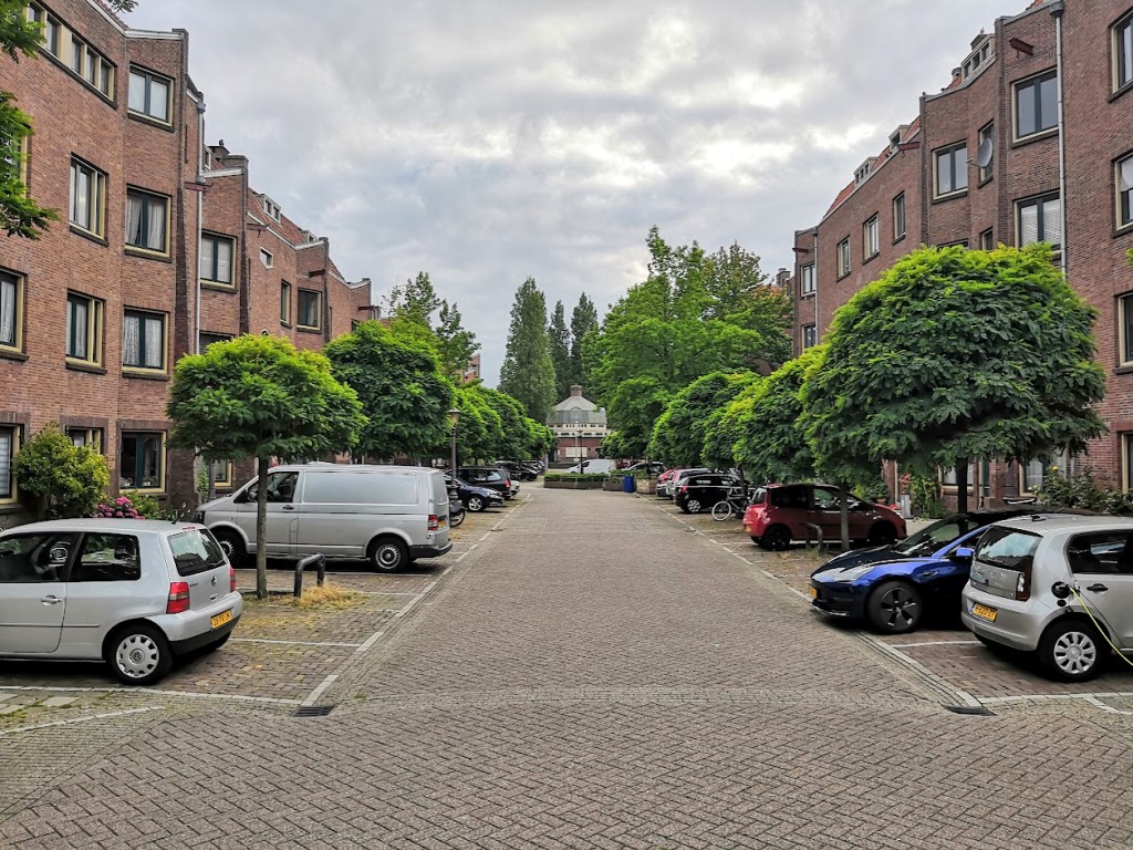 Паркиране в амстердамския квартал de Pijp,  Нидерландия.