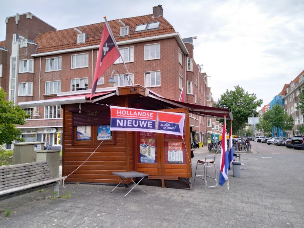 Павилион за риба, на който пише, че новата холандска херинга вече се продава, гр. Амстердам.